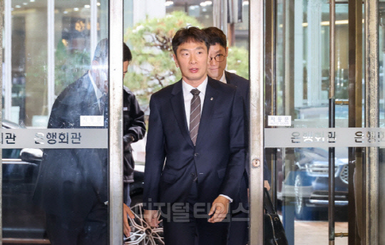 이복현 금융감독원장이 28일 서울 중구 은행회관 뱅커스클럽에서 열린 '금융감독원장-은행지주 이사회 의장 간담회'에 참석하고 있다. [이슬기 기자]